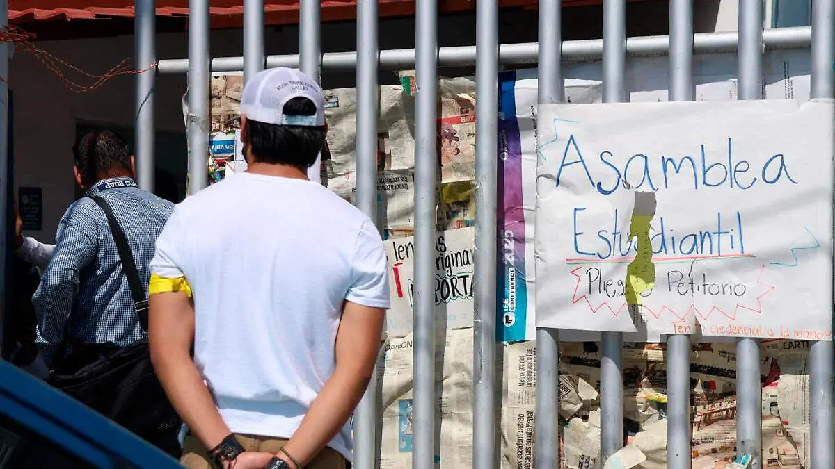 protestas BUAP en facultad de lenguas